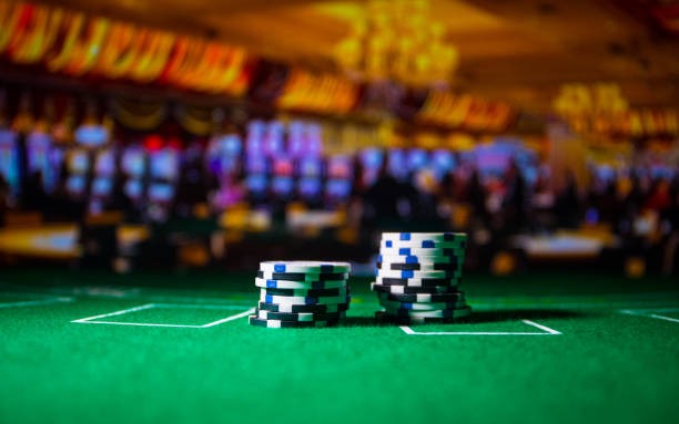 hcs77 live-dealer studio with professional blackjack table and multilingual dealer
