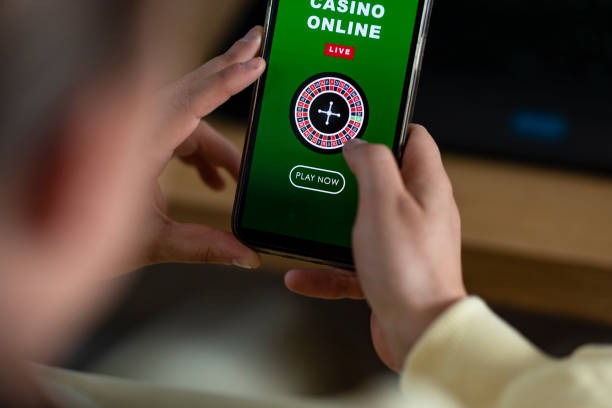 Dealer reveal in live blackjack