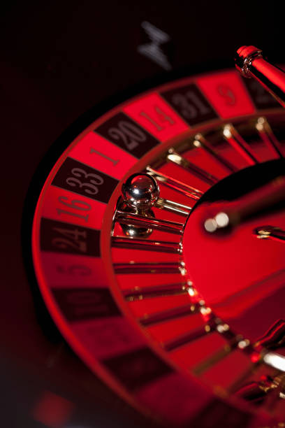 Wild Fireworks interface showing animated slot games and live-dealer table options on hcs77